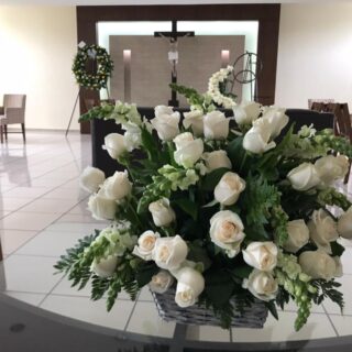 Arreglo de condolencias con rosas blancas