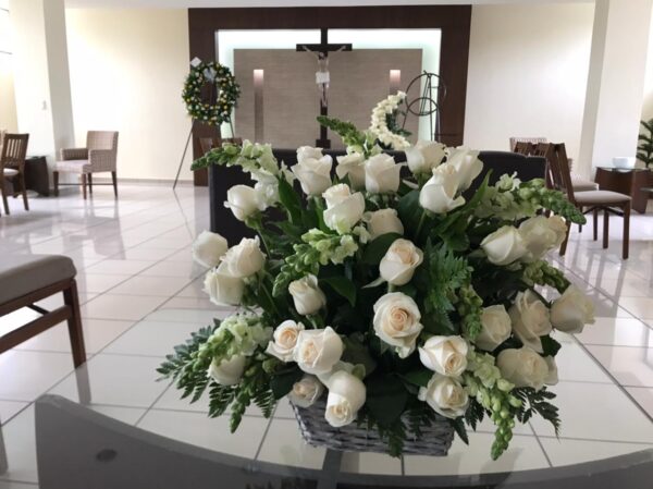 Arreglo de condolencias con rosas blancas